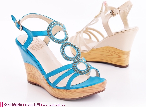 新款罗马防水台坡跟凉鞋 特有的防水台设计 令您多一重保护