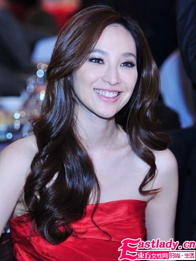 吴佩慈捐赠卡纳腕表关爱自闭儿童