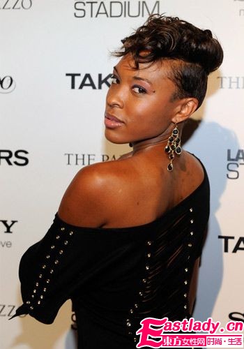 学明星戴耳环 小配饰点亮大造型