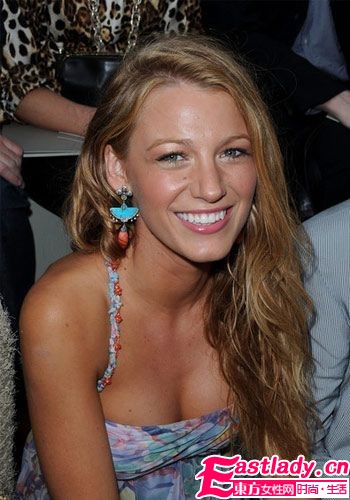 学明星戴耳环 小配饰点亮大造型