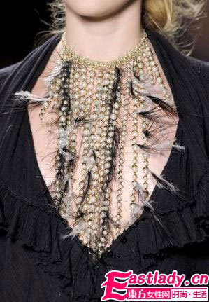 经典系珍珠优雅重返时装舞台