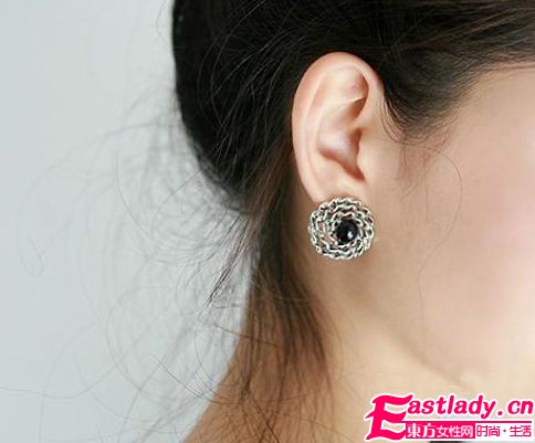 轻巧耳钉百变搭 优雅情调修饰脸型