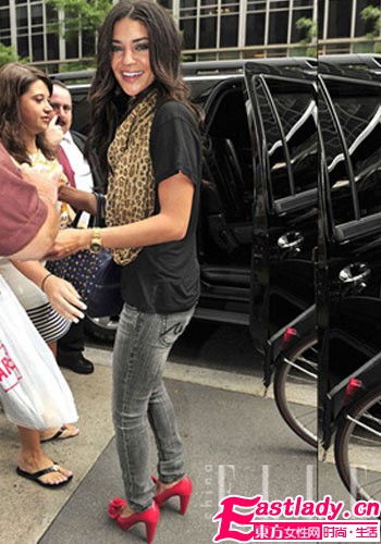 巧搭升品味 女星的初秋围巾妙计