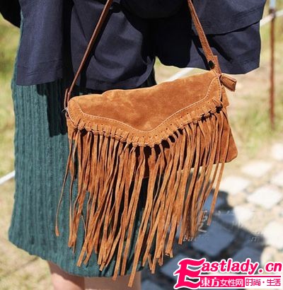 魅力无法挡 流苏包包摇曳职场俏媚装