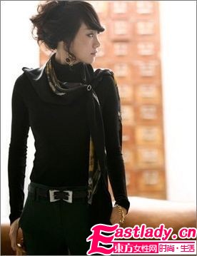 OL巧搭艳丽丝巾扮俏皮