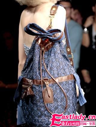 LV颠覆之作 夸张亮色大包受追捧