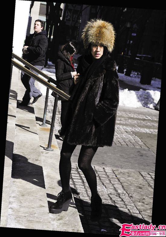 Lady Gaga捧雷锋帽为冬日增加亮彩