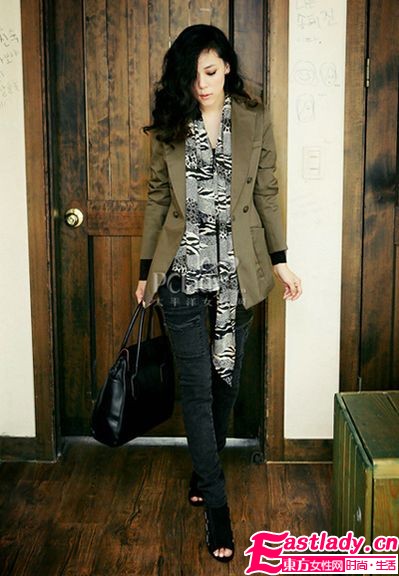 初秋轻盈丝巾 华丽美搭