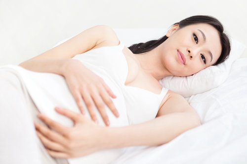孕中期应保持何种正确睡姿 对宝宝有什么影响