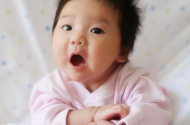 宝宝两个月应抬头多少度 说说宝宝抬头这件事