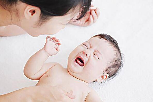 宝宝胯下长大包 小心是疝气惹的祸