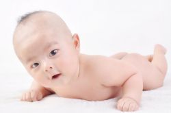 宝宝两个月应抬头多少度 说说宝宝抬头这件事