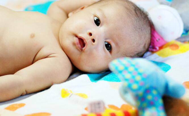 宝宝抬头早好吗 怎么科学的训练宝宝抬头