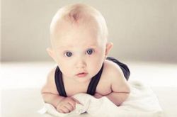 宝宝抬头早好吗 怎么科学的训练宝宝抬头