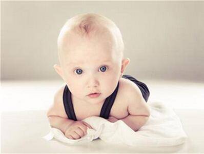 宝宝抬头早好吗 怎么科学的训练宝宝抬头