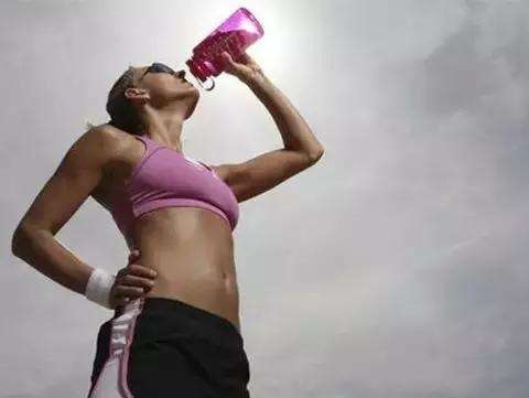 喝水的最佳时间，起床后喝水排毒!