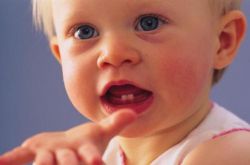 宝宝长牙顺序及时间 长牙发烧妈妈需留心
