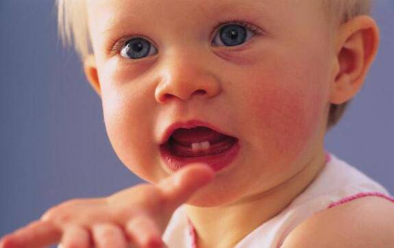 宝宝长牙顺序及时间 长牙发烧妈妈需留心