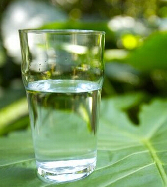 巧妙喝水法 快速抚平小肚腩