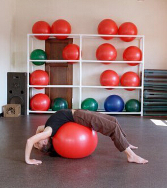 怎么减小肚子 15分钟瑜伽狂扫赘肉