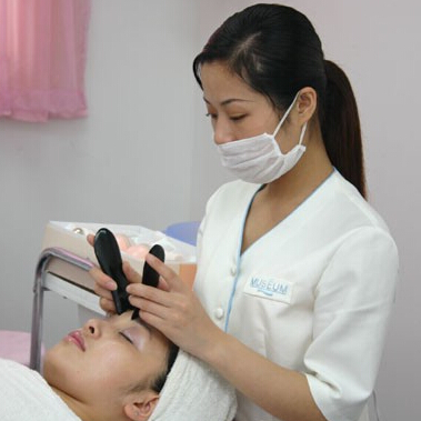 如何瘦脸 日本风靡的刮痧瘦脸法效果显著