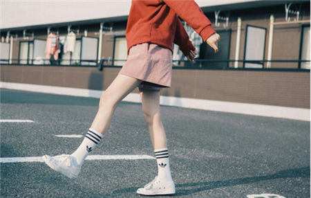 别再羡慕细长美女了 三招练出修长美腿