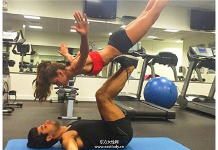 跟着她这样做 你也可打造超模般性感身材