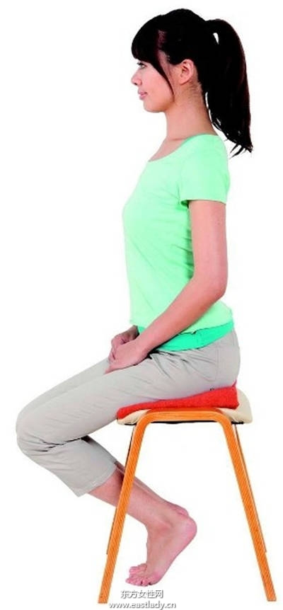 只用一条大毛巾打造性感小蛮腰