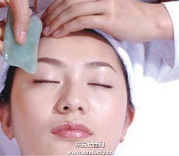 精油脸部刮痧刮出瓜子脸