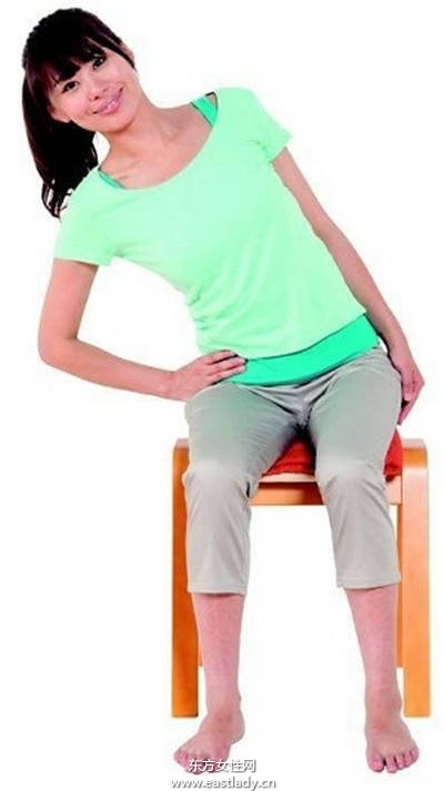 只用一条大毛巾打造性感小蛮腰