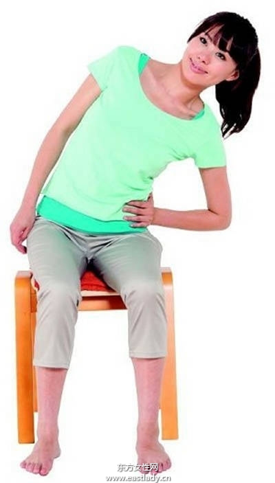 只用一条大毛巾打造性感小蛮腰