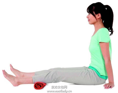 一条大毛巾轻松消除小腿水肿