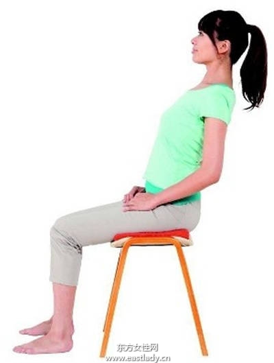 只用一条大毛巾打造性感小蛮腰