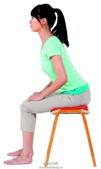 只用一条大毛巾打造性感小蛮腰