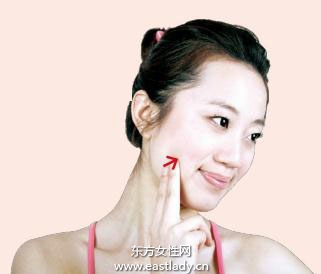 瘦脸按摩法改善修饰面部线条
