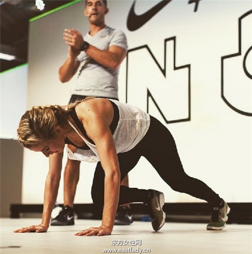 原来小天后的腹肌是这样来的 艾丽高登的塑身秘诀