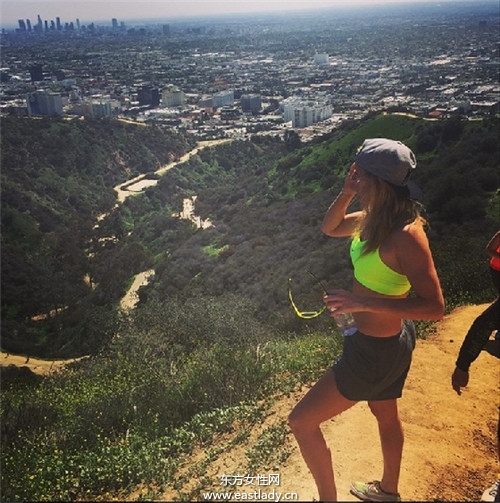 原来小天后的腹肌是这样来的 艾丽高登的塑身秘诀