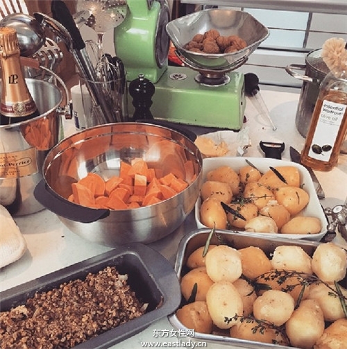 原来小天后的腹肌是这样来的 艾丽高登的塑身秘诀