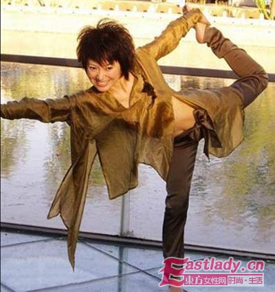 莫文蔚 周彦宏 杨丽菁等明星瑜伽姿势大PK