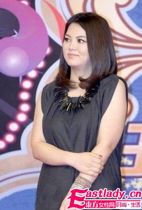 辣妈李湘上海现身 一身黑装难以掩胖