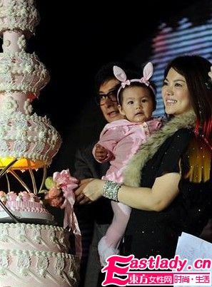 辣妈李湘上海现身 一身黑装难以掩胖