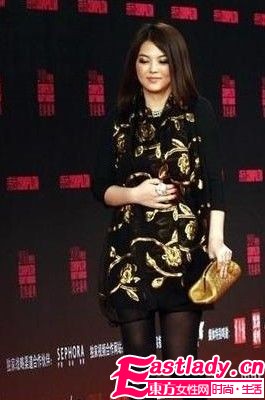 辣妈李湘上海现身 一身黑装难以掩胖