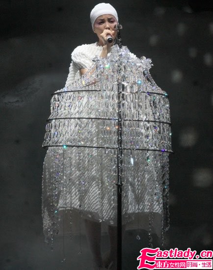 天后王菲开个唱 万颗璀璨施华洛世奇元素打造绝美华服