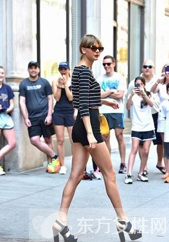 条纹t恤怎么搭配更潮更好看 看看明星们的完美示范