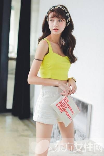 白色短裤搭配什么上衣好看 最清爽白色短裤搭配大收集