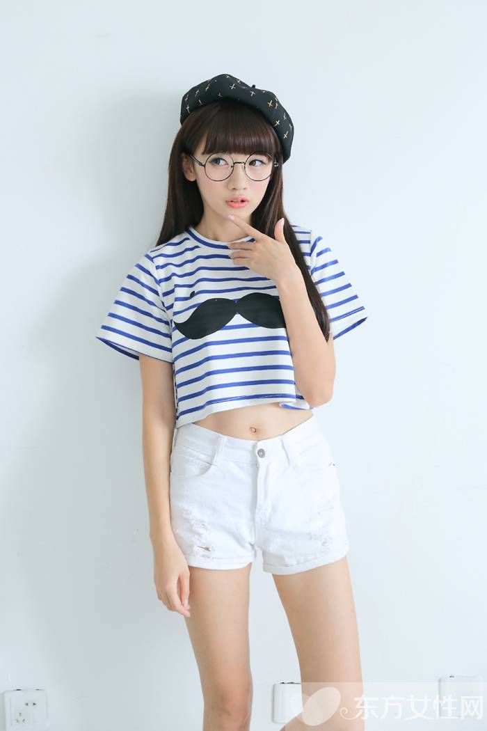 短款t恤衫这么搭 让你潮遍街头