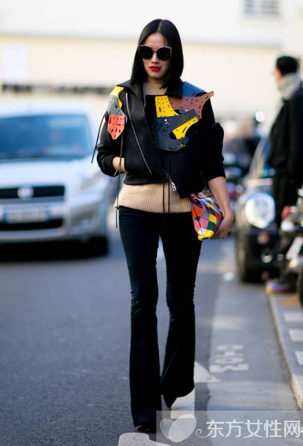 喇叭裤搭配什么上衣 4款潮搭让你美上天