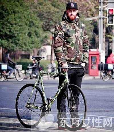 迷彩棉服搭配小妙招 这么穿必能吸睛不少