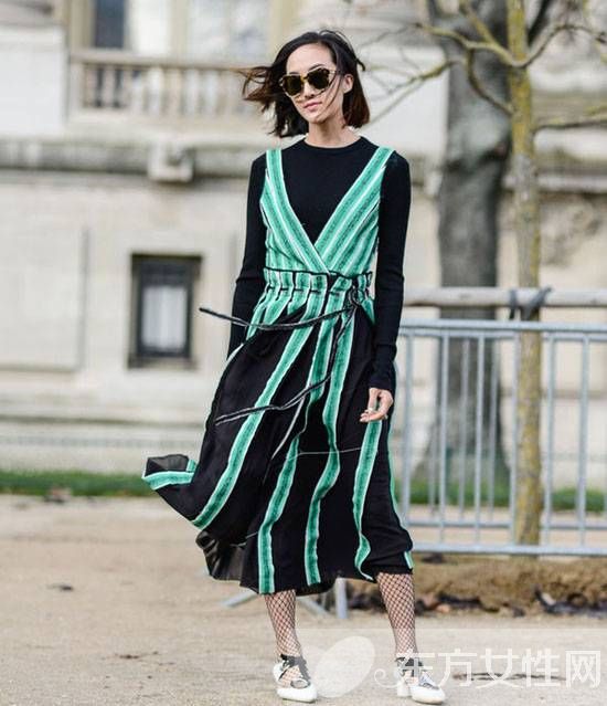 吊带裙搭配什么上衣 这么穿别有一番风味哦
