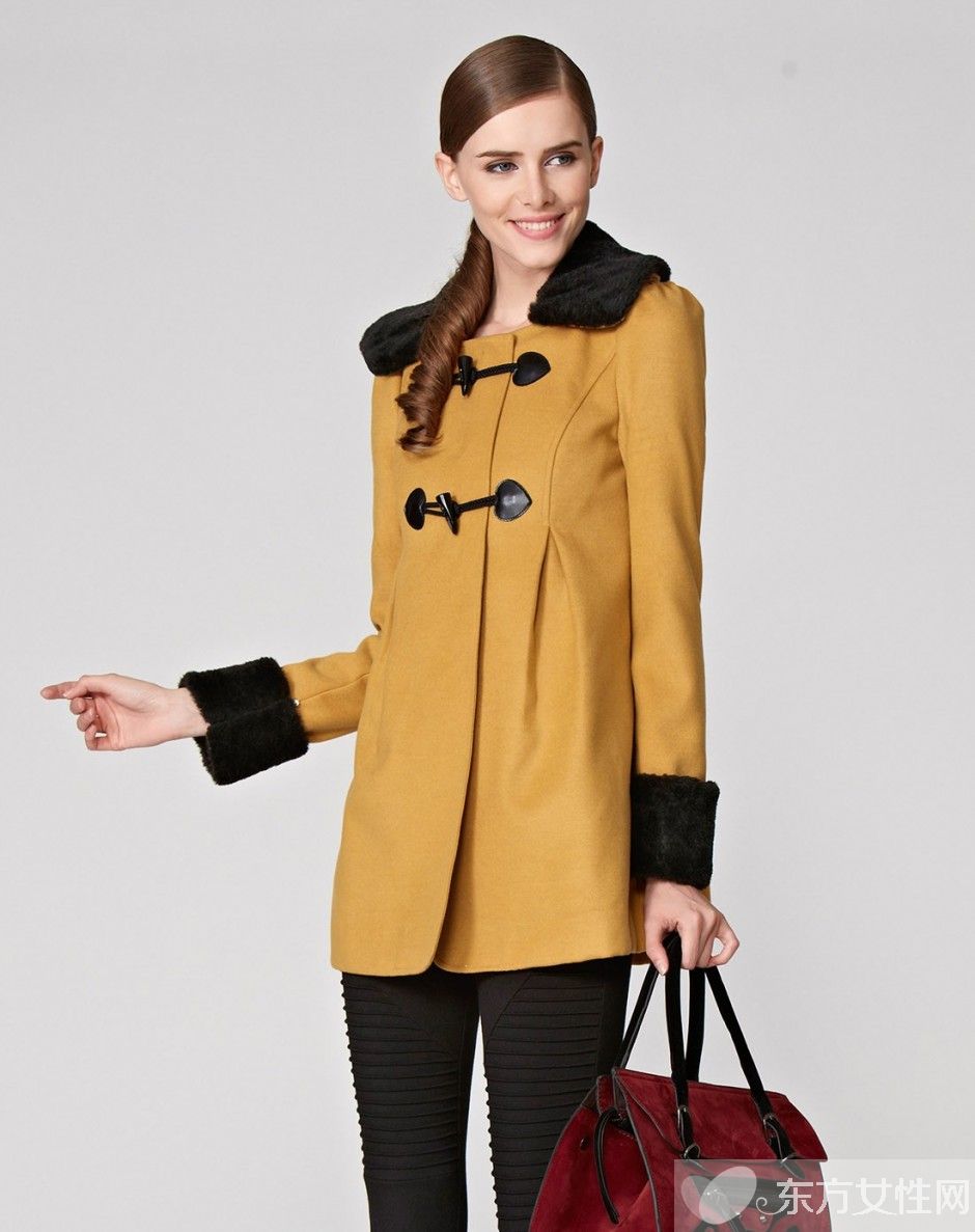 英伦学院风牛角扣大衣搭配 时髦又吸睛